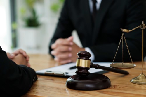 attorney-lawer-consulting-client-about-his-offense (3)